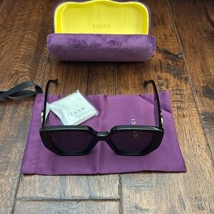 Like New Women’s Gucci Black and Gold GG0956S Sunglasses